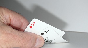 mão segurando cartas de baralho